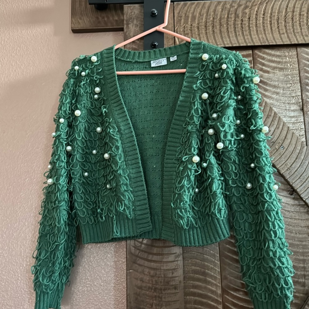13 Omg! Cute green cardigan with pearls